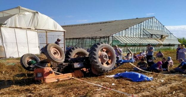 Sera atıklarını temizlerken traktörün altında kalan çiftçi hayatını kaybetti