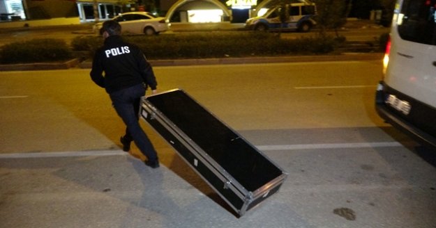 2 metrelik şüpheli müzik aleti kutusu polisi alarma geçirdi