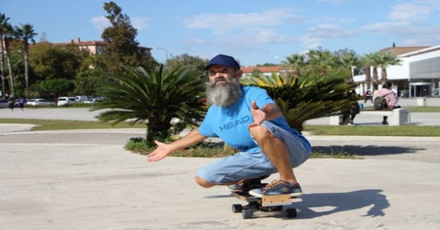 59 yaşındaki Dmitry kaykayıyla gençlere taş çıkartıyor