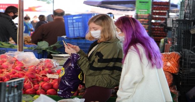 65 yaş üzeri çekildi, pazar alışverişleri gençlere kaldı