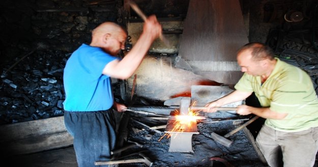 70 yıldır ata yadigarı demircilik mesleğini sürdürüyor