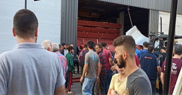 Alanya'da bisikletiyle yoldan geçerken tonlarca demirin altında kaldı