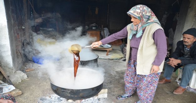 Ağustos ayında toplayıp pekmezi için havanın soğumasını bekliyorlar