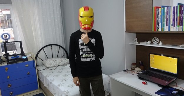 Alanya'da 9'uncu sınıf öğrencisi, süper kahraman kaskıyla koronaya savaş açtı