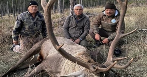 Alanya'da eski belediye başkanın avladığı geyiğe sosyal medyadan tepki