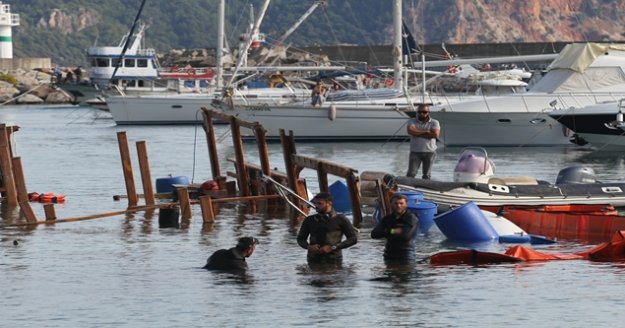 Alanya’da alabora olan tekne karaya çıkarıldı