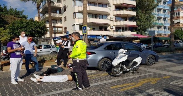 Alanya’da motosikletle otomobil çarpıştı: 2 yaralı