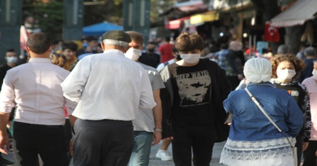 Antalya’da denetimlere rağmen sosyal mesafe yok