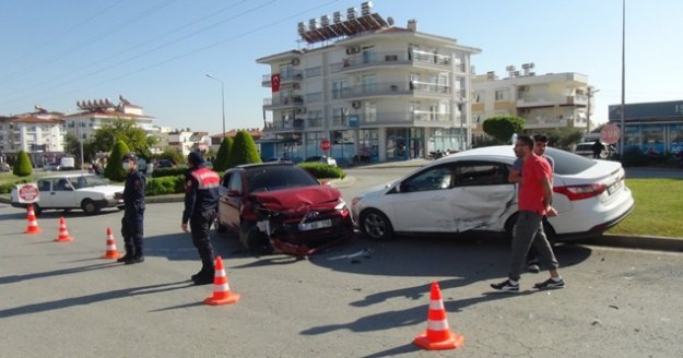 Araçlar kafa kafaya çarpıştı, araçtan inen çocuk koşarak uzaklaştı