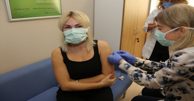 AÜ’deki ilk aşı gönüllü olarak Rektör Özkan’a yapıldı