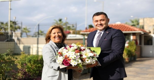 Başkan Yücel ilkokul öğretmenini unutmadı