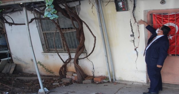 Çeyrek asır önce doldurulan arıklar üzerine yapılan evlerde diken üzerinde hayatlar