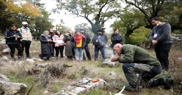 Doğada hayatta kalmanın tekniklerini uygulamalı öğreniyorlar
