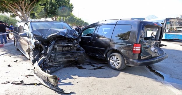 Ehliyetine süresiz el konulan sürücü kırmızı ışıkta bekleyen araçları biçti: 6 yaralı