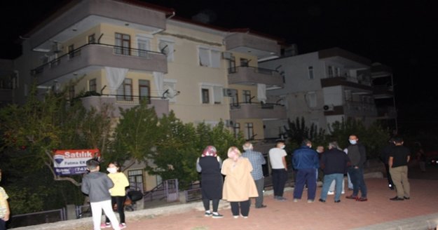 Fayansları birdenbire gürültüyle çöken binada oturanlar sokağa döküldü