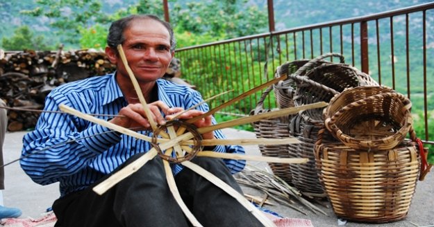 Hayıt ve kargı dallarından yapılan sepetler plastik kovalara direniyor