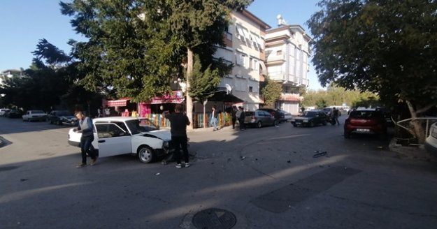 Hurdaya dönen araçtan burunları bile kanamadan kurtuldular