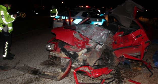 Kamyonla kafa kafaya çarpışan otomobil hurdaya döndü: 2 ölü var