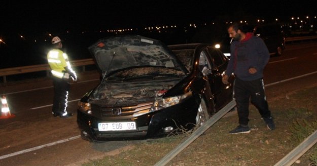 Kontrolden çıkan otomobil refüje çıkıp yön tabelasına çarparak durabildi