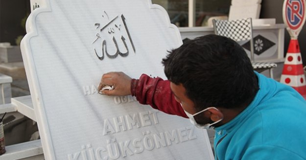 Mezar taşı ustasından ilginç korona virüs mesajı: 'Maske takmadığınız için teşekkür ederiz'
