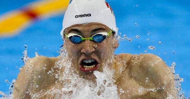 Milli yüzücü Emre Sakçı, 100 metre kurbağalamada 55.74 ile Avrupa rekoru kırdı.