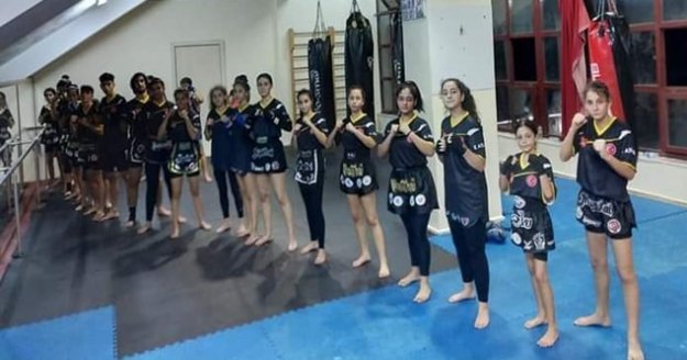Muay Thai antremanlara hiç ara vermedi