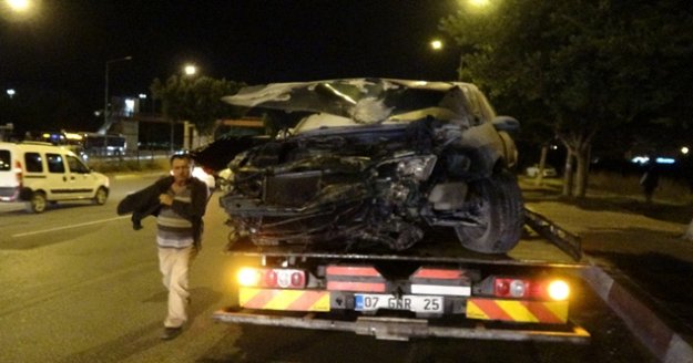 Önce kaldırımdaki yayaya sonra ağaca çarpan otomobil takla attı: 2 yaralı