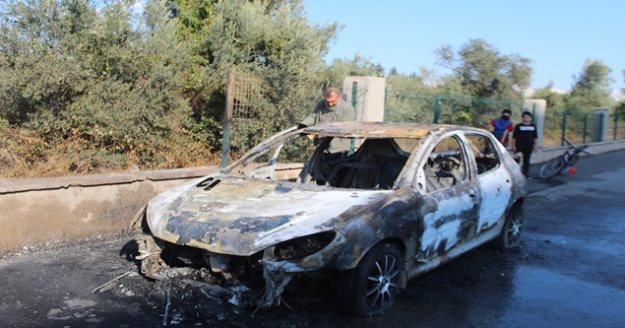 Satmaya hazırlandığı otomobili alev alev yandı