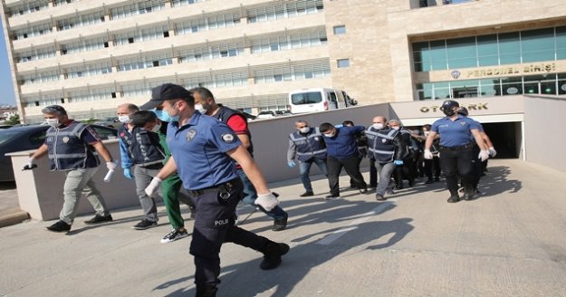 Semt pazarında 4 kişinin yaralandığı silahlı kavgaya 19 gözaltı