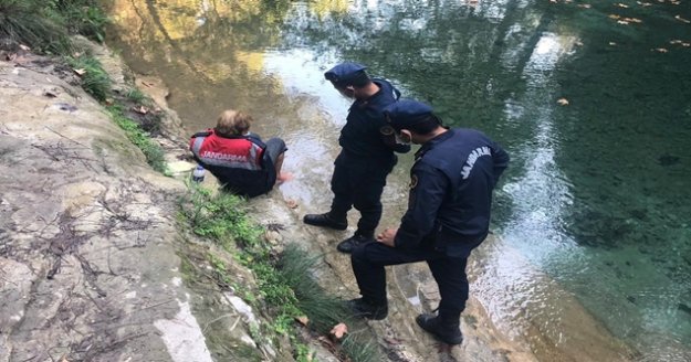 Suya düşen yaşlı kadını jandarma ekipleri kurtardı