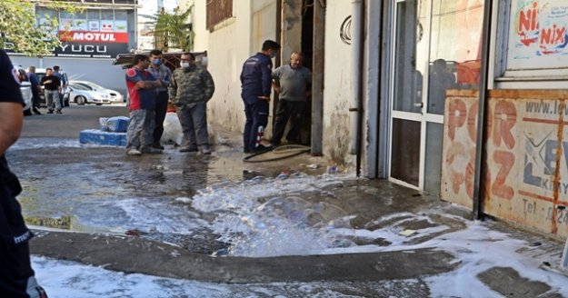 Temizlik malzemelerinin satıldığı iş yerinde yangın