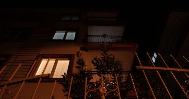 Terastan demir parmaklığın üzerine düştü