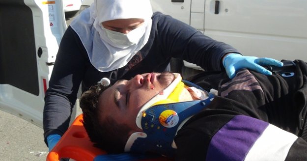 Ticari araç motosikletle çarpışan motosiklet sürücüsü ağır yaralandı