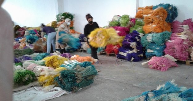 Toroslarda ayaklar altında ezilen otları boyayıp 10 ülkeye ihraç ediyor