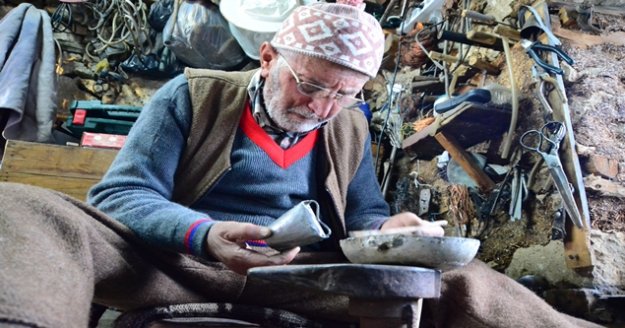 83 yaşında 120 yıllık dükkanda 73 yıldır çan üretiyor, hazır olduğunu sesinden anlıyor