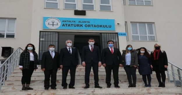 Alanya'da öğrencilere tablet dağıtımı yapıldı