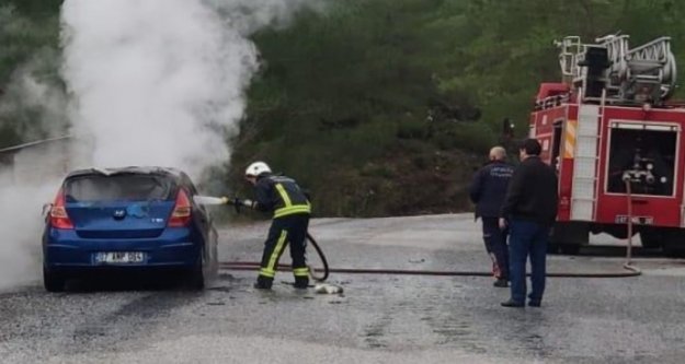 Alanya'da seyir halindeki araç yandı