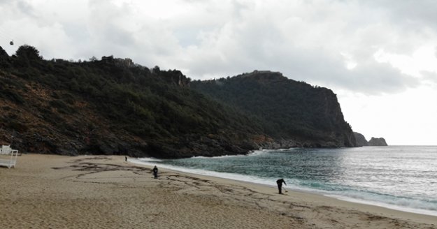 Alanya'da yağmur sonrası defineciler plajlara akın etti