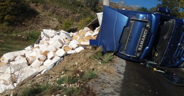 Alanya’da saman yüklü TIR devrildi, sürücü yaralandı