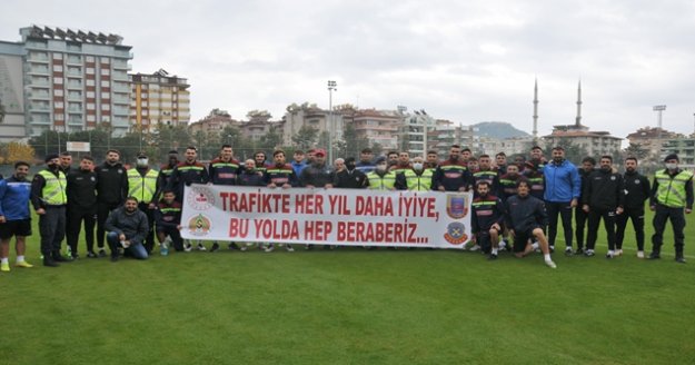 Alanyaspor öğrencilere online derste trafik kurallarının önemini anlattı