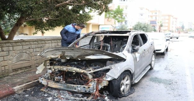 Antalya'da öğretmeni uykusundan uyandıran araç yangını
