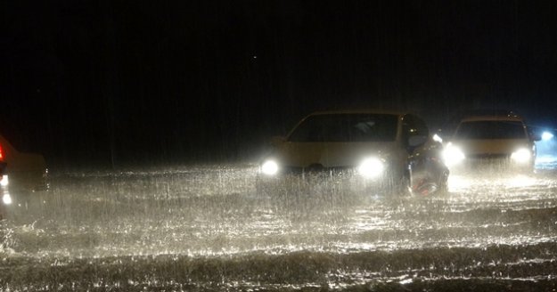 Antalya’da yollar göle döndü, sürücüler araçlarında mahsur kaldı