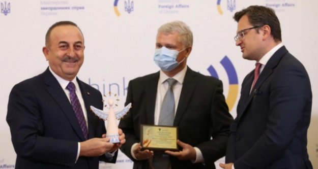 Bakan Çavuşoğlu'na 'İyilik Meleği' ödülü