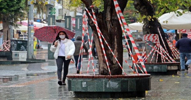Bakan Koca’nın 'yüzde 100 artış' yaşanıyor dediği Antalya’da banklar şeritlerle kapatıldı