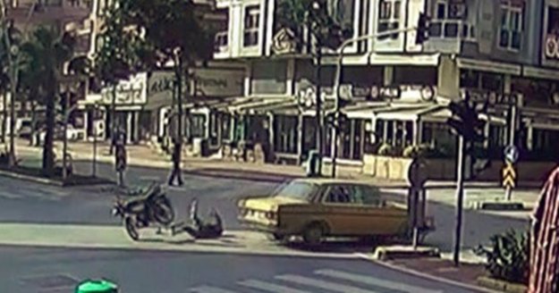 Bomboş bulvarda birbirlerine girdiler, motosiklet sürücüsü ölümden döndü