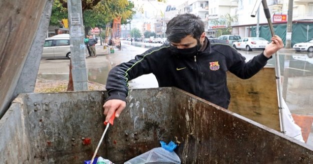 Çöp konteynerlerinden plastik toplayarak hazırlandığı KPSS’de Türkiye 25’incisi oldu