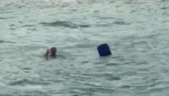 Denizde şamandıraya sarılmış halde bulunan adamı polis kurtardı