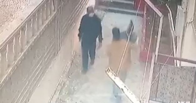 Depodan eşya çalıp çıkarken apartman yöneticisine selam verdi