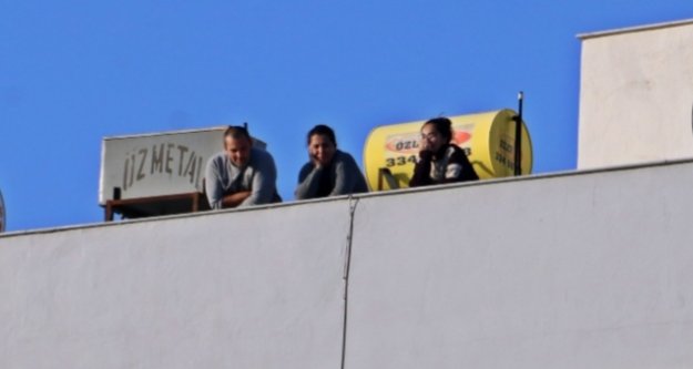 Depremden kimisi çatıya kimisi sokağa çıktı