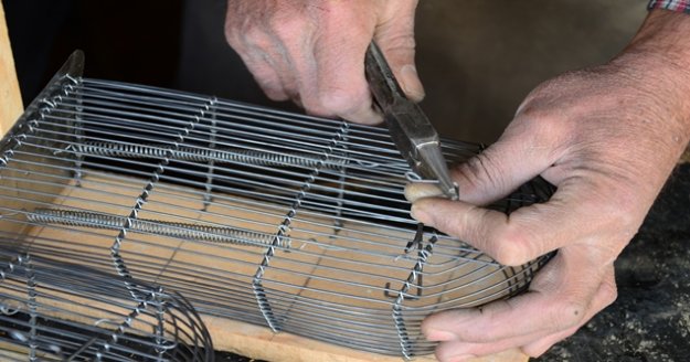 Fare kapanı, elek, kalbur ve mısır pişirme tavası yaparak mesleğini yaşatmaya çalışıyor